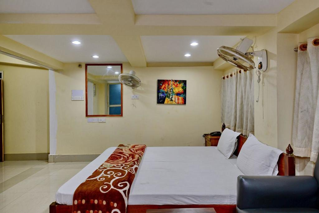 Marina Beach House Hotel Puri Buitenkant foto